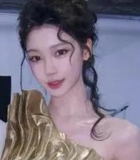 原以为易梦玲就靠甜辣风吃遍天，毕竟她的吊带短裙造型太深入人心。没想到这两天刷到她