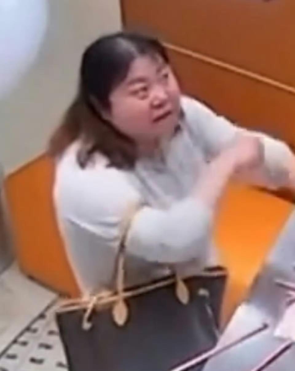 连云港市教师打砸店员是真的吗？据多方消息显示，事情是发生在江苏省连云港市君悦