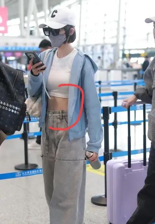 看唐艺昕浪姐综艺，我妈妈说:“难怪你不听话，一天天看这种综艺，让你别穿露脐装，女