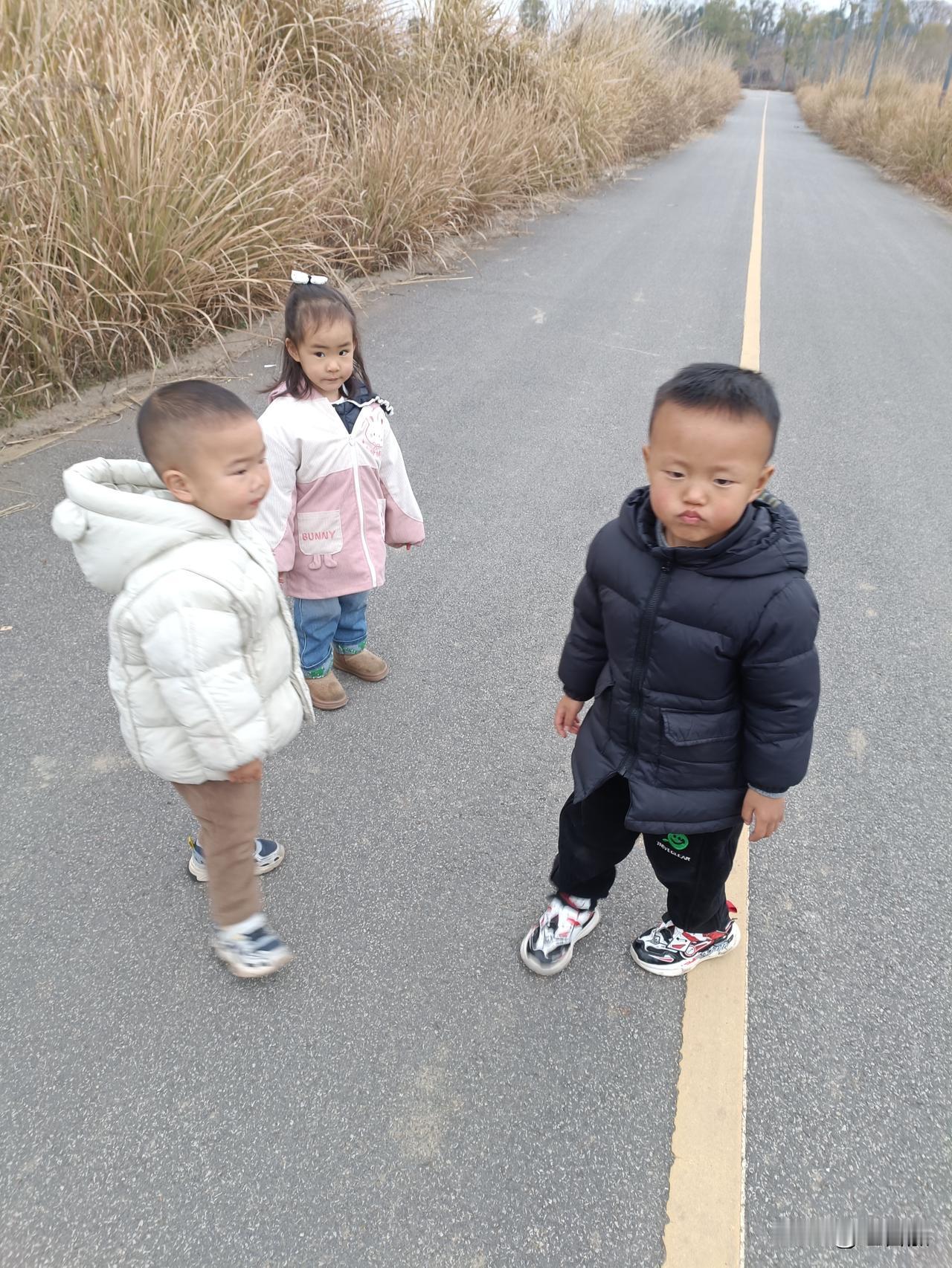 分享每日正能量弟弟哭着要自己的妈妈，两个哥哥姐姐楞了，刚才那个高兴劲儿一下子停下