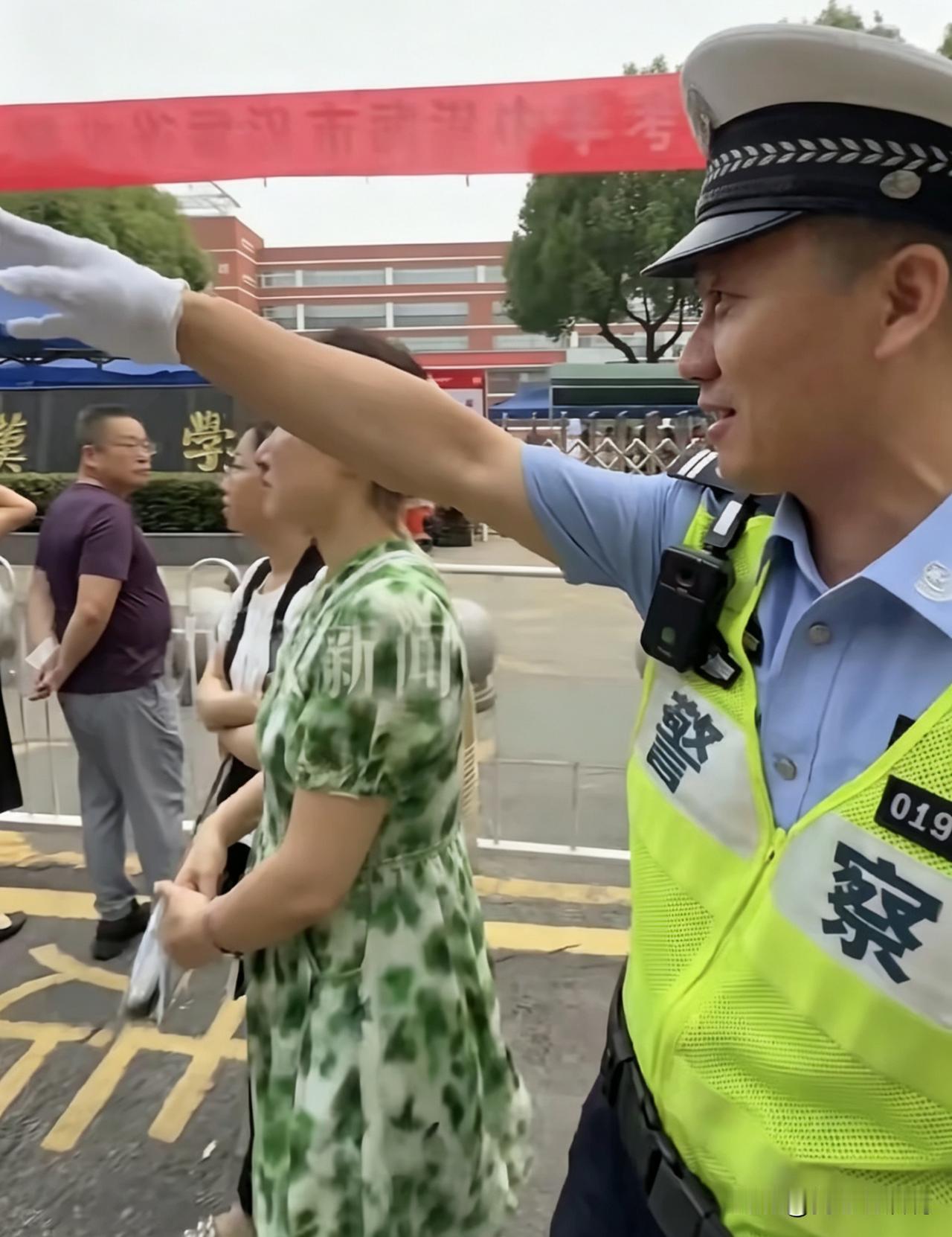 6月7日，武汉交警一句话搞定交通拥堵，赢得网友一致好评：情绪价值拉满，武汉交