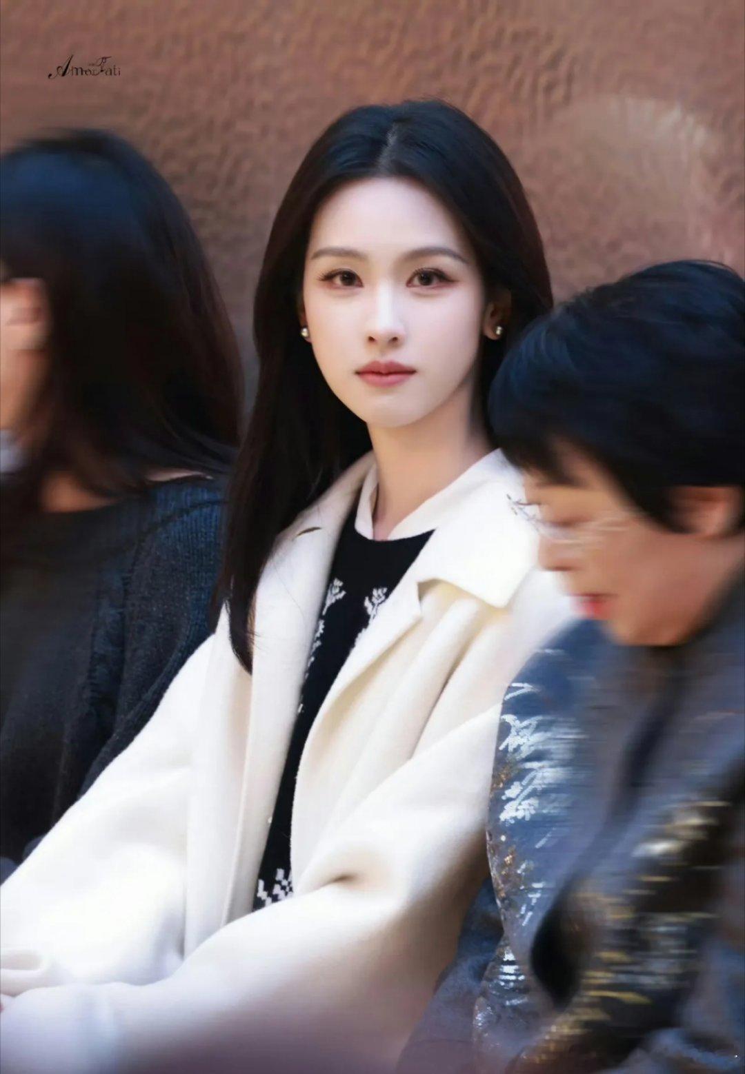 陈都灵简直是为白色而生的吧？一穿上白色，感觉就像仙女下凡，整个人都在发光，太仙了