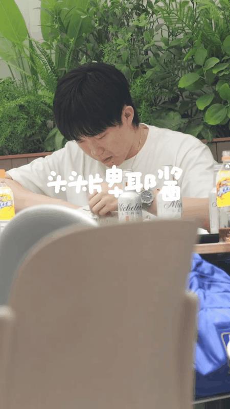 王楚钦真是一个爱干净的男孩，擦鞋擦得好认真！哈哈，左手擦鞋，看起来有点别扭！鞋