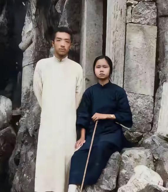 1923年9月，胡适带着已经同居的表妹曹诚英在杭州烟霞洞游玩时，留下的一张合影。