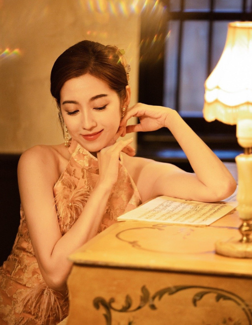 港星陈自瑶中式旗袍，金色的秋日格调​​​