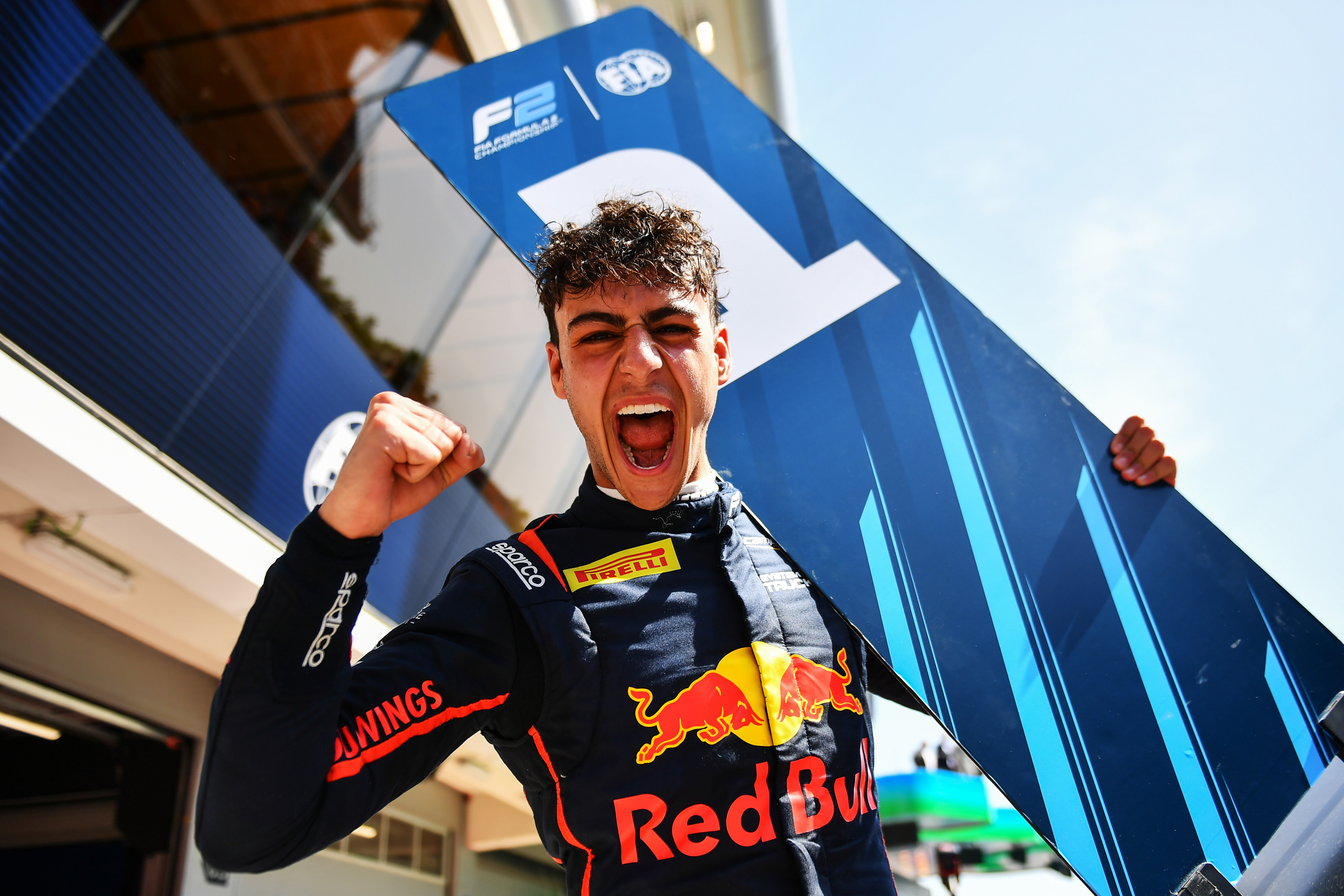 F1据TheRace独家披露，国际汽联将于下周讨论红牛车队为其青训车手阿尔维