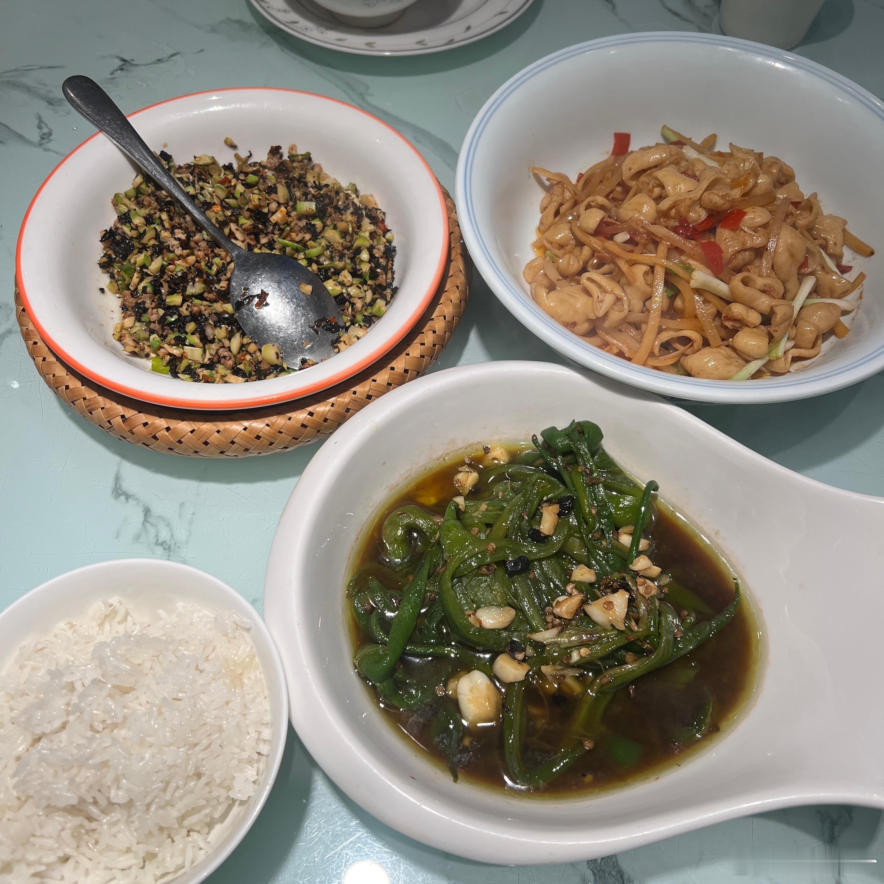 汤同学家的晚餐：第一天：苍蝇馆子的，烧辣椒，小笋子炒腊肉，爆炒肥肠，一人干了两