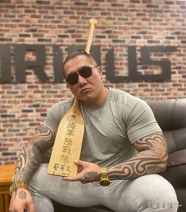 斩首言论引风波，馆长为何成两岸夹缝中的叛徒各位老铁，最近台湾网红馆长陈之汉