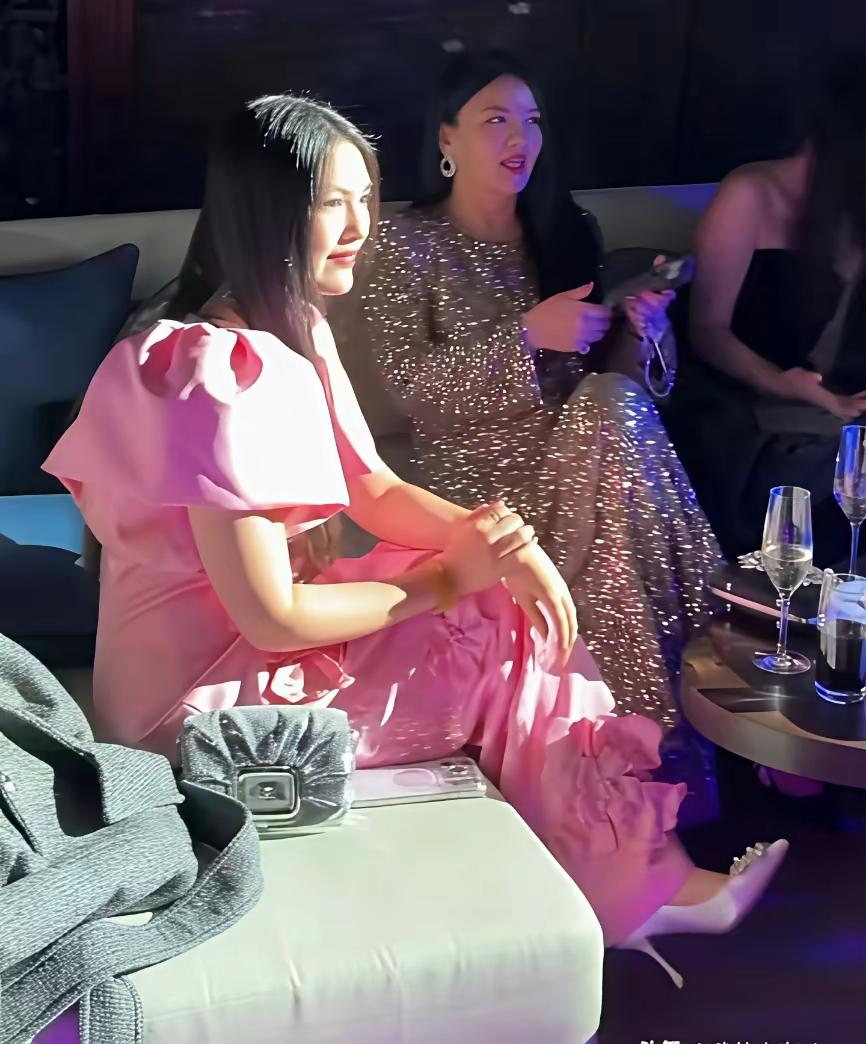 李湘和王岳伦这波操作，把“离婚”玩成了商业重组的范本。俩人官宣离婚时，全网