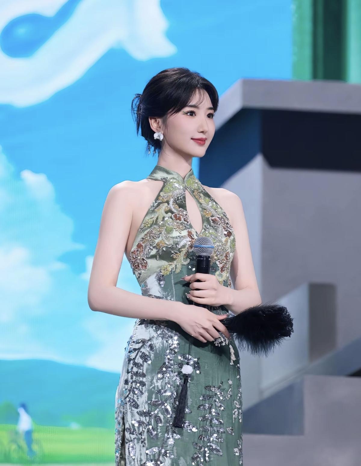 毛晓彤的旗袍造型太绝了[赞]翠色珠绣+挂脖设计，又美又飒，手持黑羽扇自带氛围感，