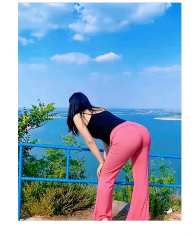 得有点自信美女岸边看景，一望无边的大海，远处船儿去出海，大多都是打鱼