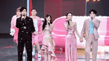 毛晓彤，张彬彬看着比较甜，挺有恋爱的感觉，陈都灵和辛云来努力营业CP，无奈还是像