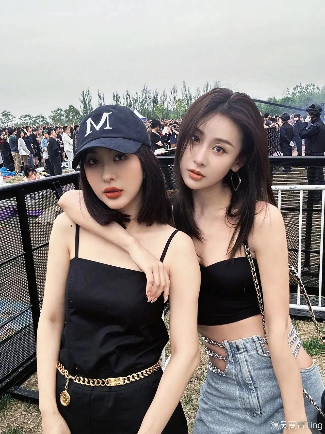 看到贾青这样，又想起了古力娜扎的自信造型！贾青与李菲儿的合影，两人一起外出游玩