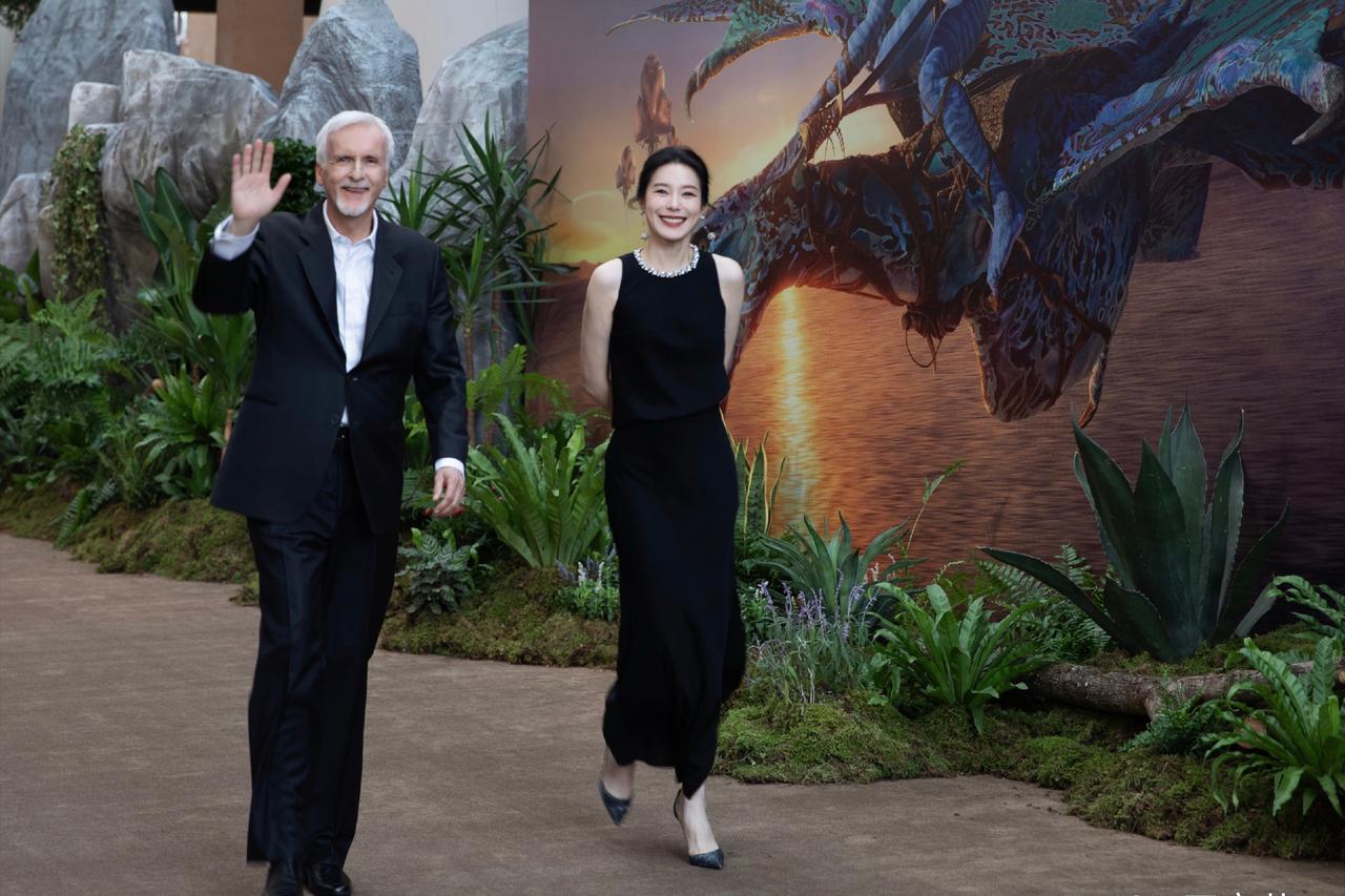 12月8日，蔚来老板娘王奕芝在三亚主持《阿凡达3》中国首映礼！王奕芝称是第二