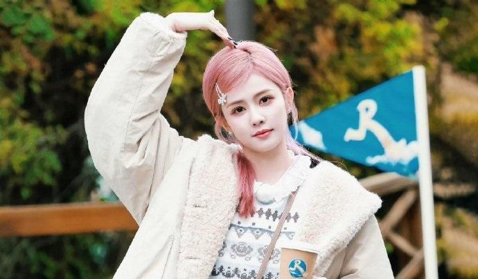 最近白鹿在外出的时候搭配的很有清新之美，看起来年轻又迷人。白鹿里面穿白色衬衣