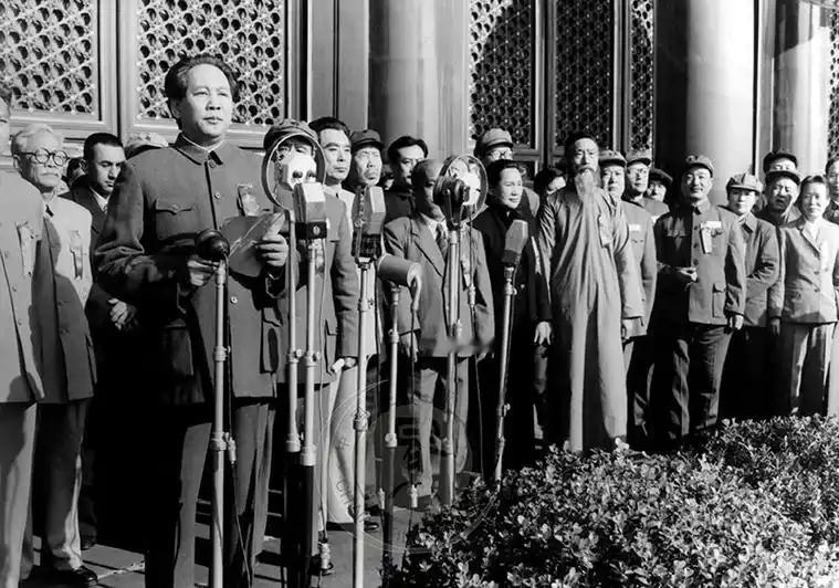 开国大典前夕，周总理问毛主席：“礼炮应当鸣几响呢？”毛主席想了想说：“就鸣二十八