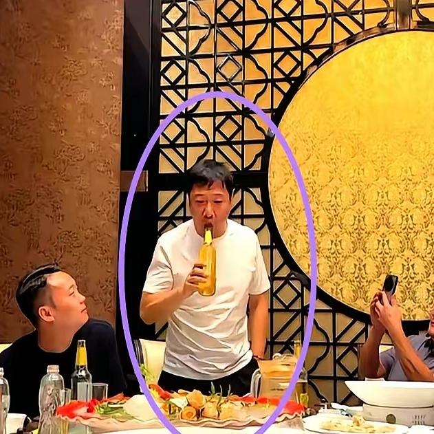 偷拍者现在估计后悔死了！他后悔的不是偷拍了贾冰发言，也不是失去了贾冰的信任，
