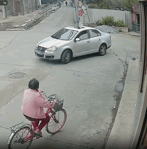 福建老人摔倒后续：老人一吓就摔，本质是自身无安全骑行能力很多人还在纠结女孩