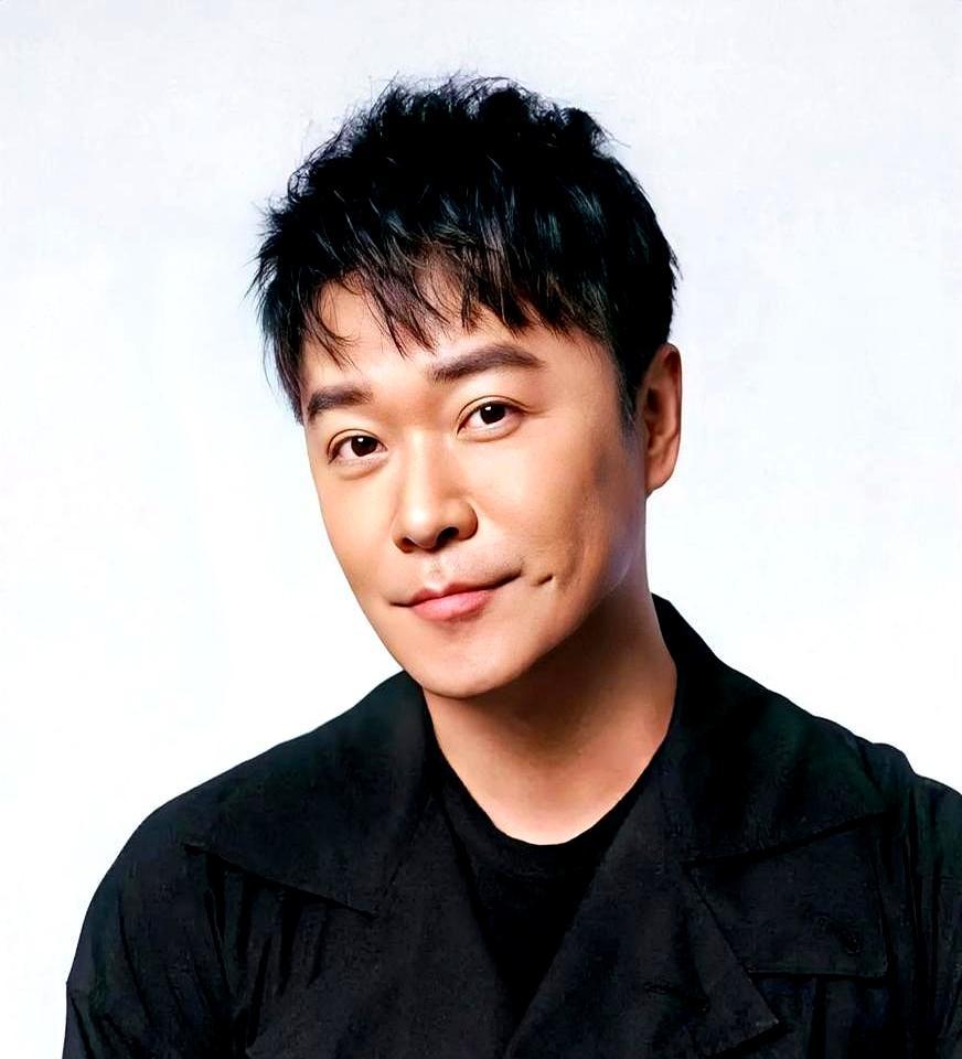 赚够四十五亿票房后，他亲手切断了财路。二零二一年春节，十几个生硬广告塞满屏