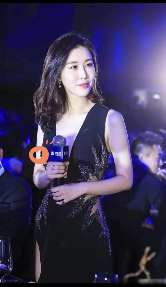 田朴珺悄悄删光了社交平台上和王石的所有同框照片，这波操作让网友纷纷猜测两人关系生