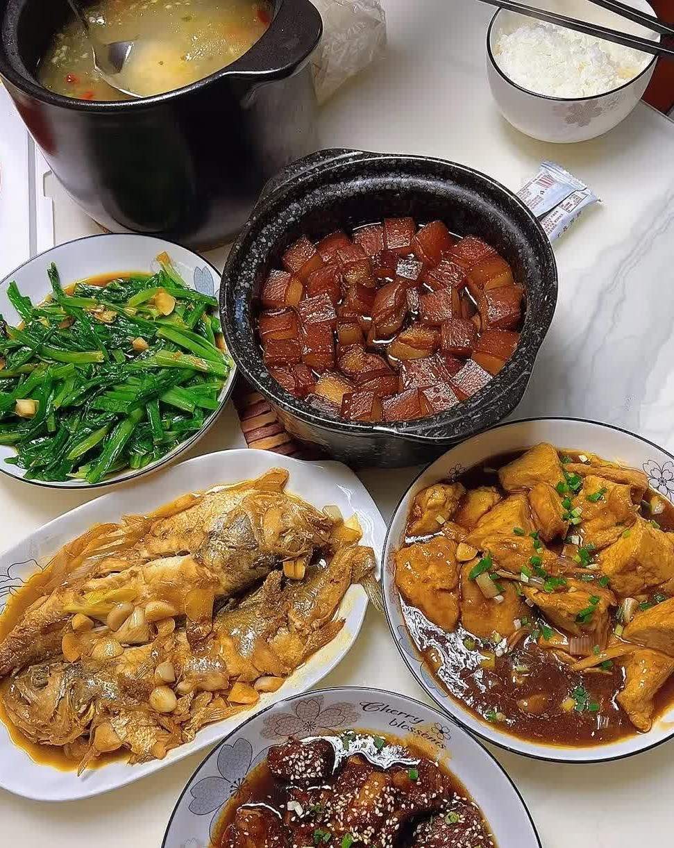 我们家四口人，老公月入5000，我挣2500，儿子读中学，女儿还在上小学。给大伙