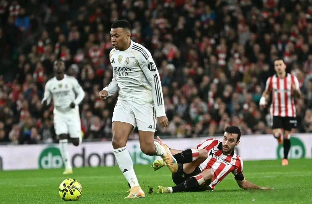 姆巴佩受伤了，这下阿隆索可要陷入艰难处境了！据《法国队报》最新消息，姆巴佩因膝盖