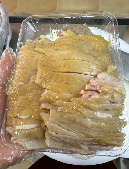 老板给我白切鸡都快砍成面条了​​​