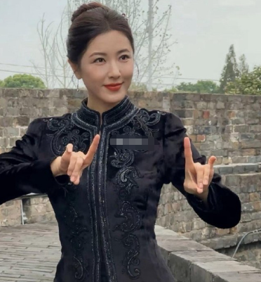 曾黎晒自己40年前的对比照​​​