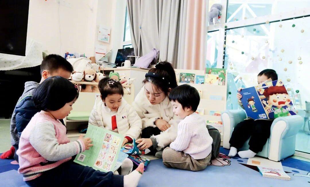 【当幼儿园开始抢2岁宝宝】今年9月，拿到最新数据后，魏时傻眼了。他手中的一家公建