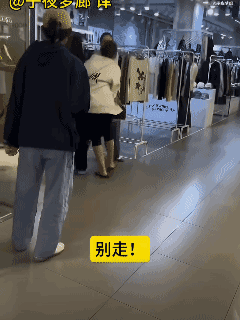 韩国网络最近传疯的视频:首尔一家商场内，一个中国女子奋力撕扯一个白人女子，后者被