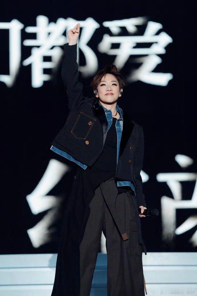 林忆莲听妈妈的话看到观众喊得太用力，她立刻说：“停下来，喝点水，别硬撑。”不