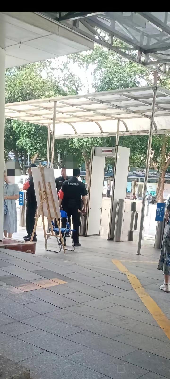 这段时间，广州的安检如临大敌，不知情的人还以为是多此一举。单位的门卫保安近几天