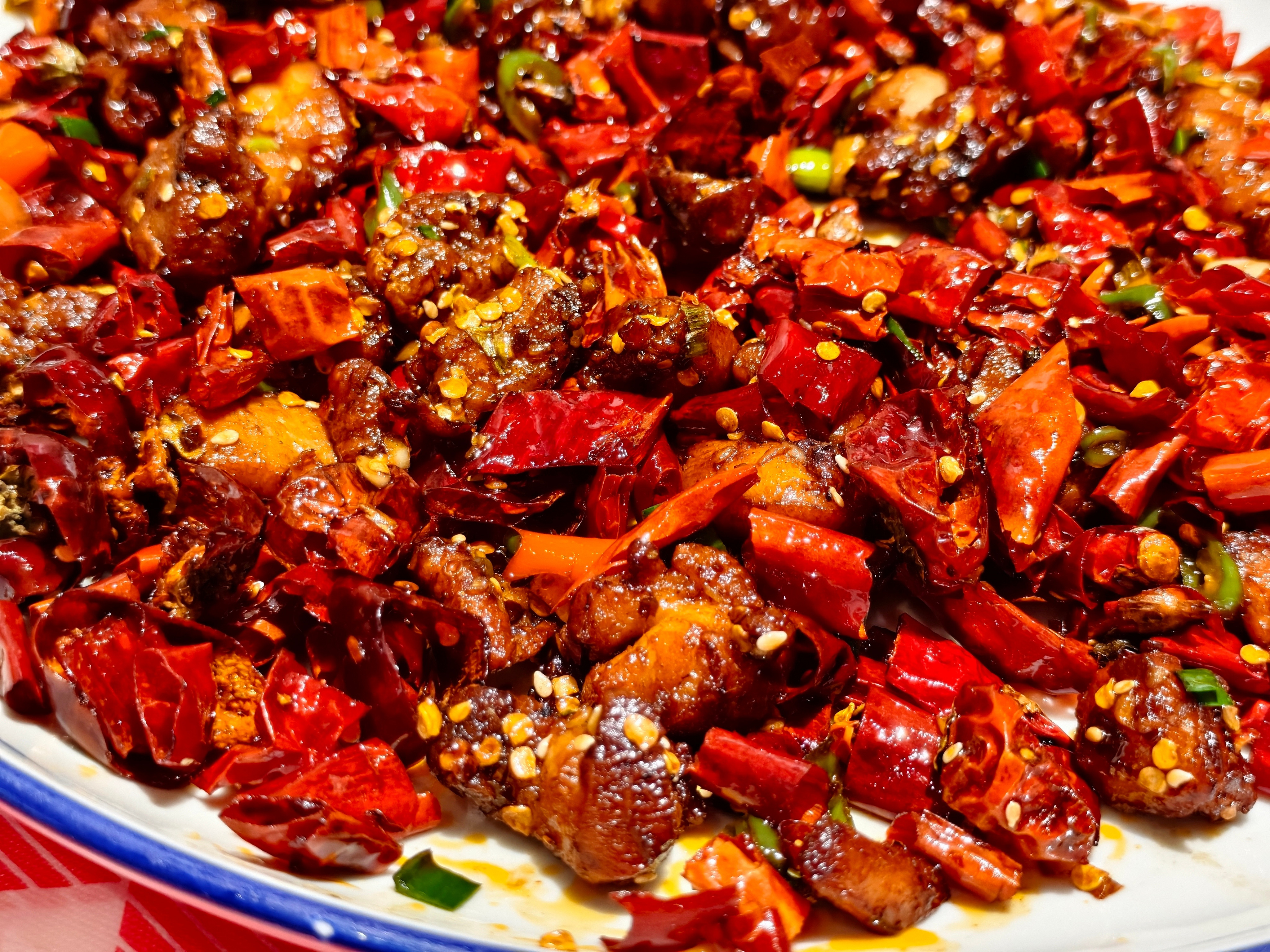 兄弟们，当我想吃辣子鸡的时候，就会去吃荆九爷，虽然它不符合我印象中辣子鸡的味道，