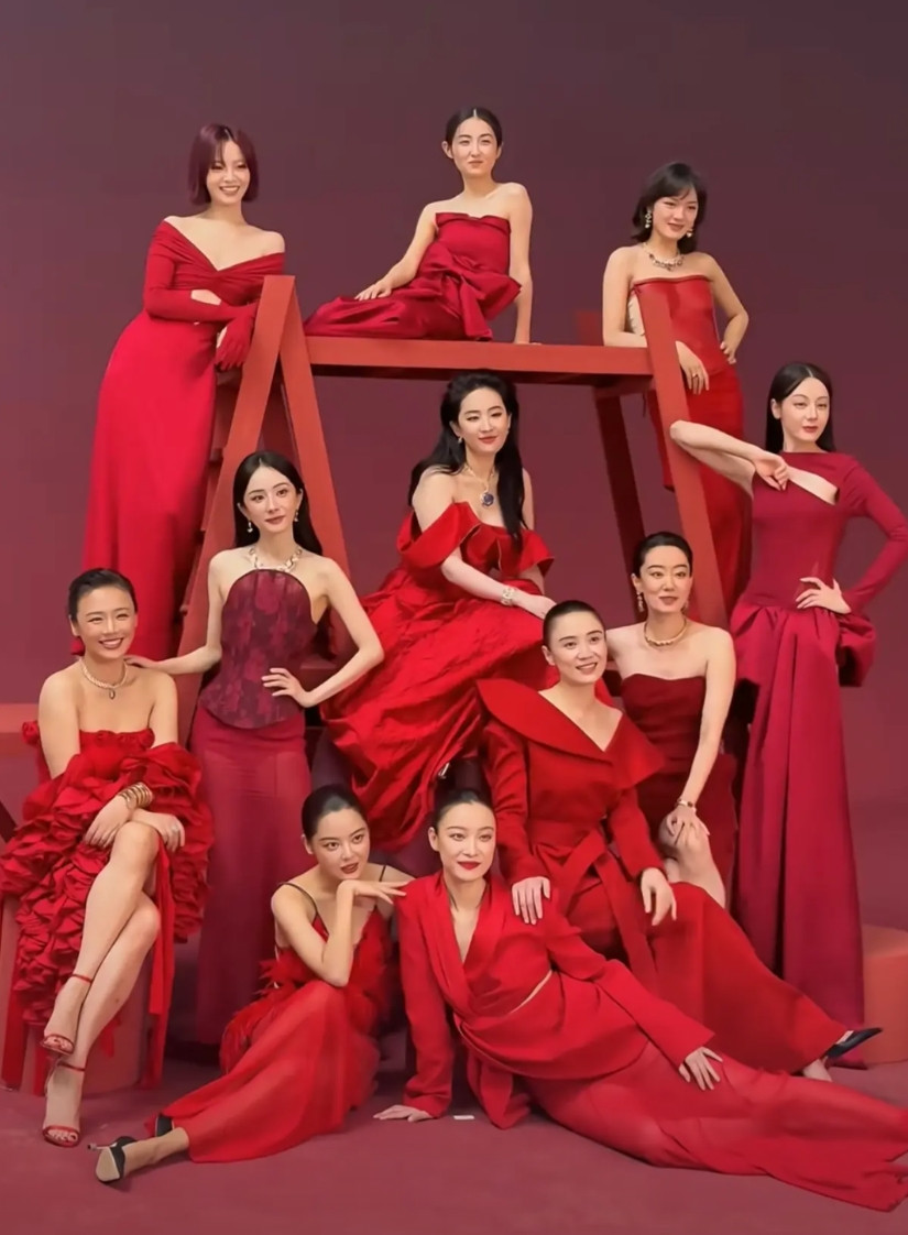 群美图，一眼看见的就是宋佳，这个排位真的费尽心机。能聚集这么多一线女明星才不容易