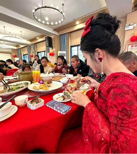 中国青年网发布，婚礼规矩被一场无锡婚宴掀翻！新人没登台，司仪被“开除”，一句“开