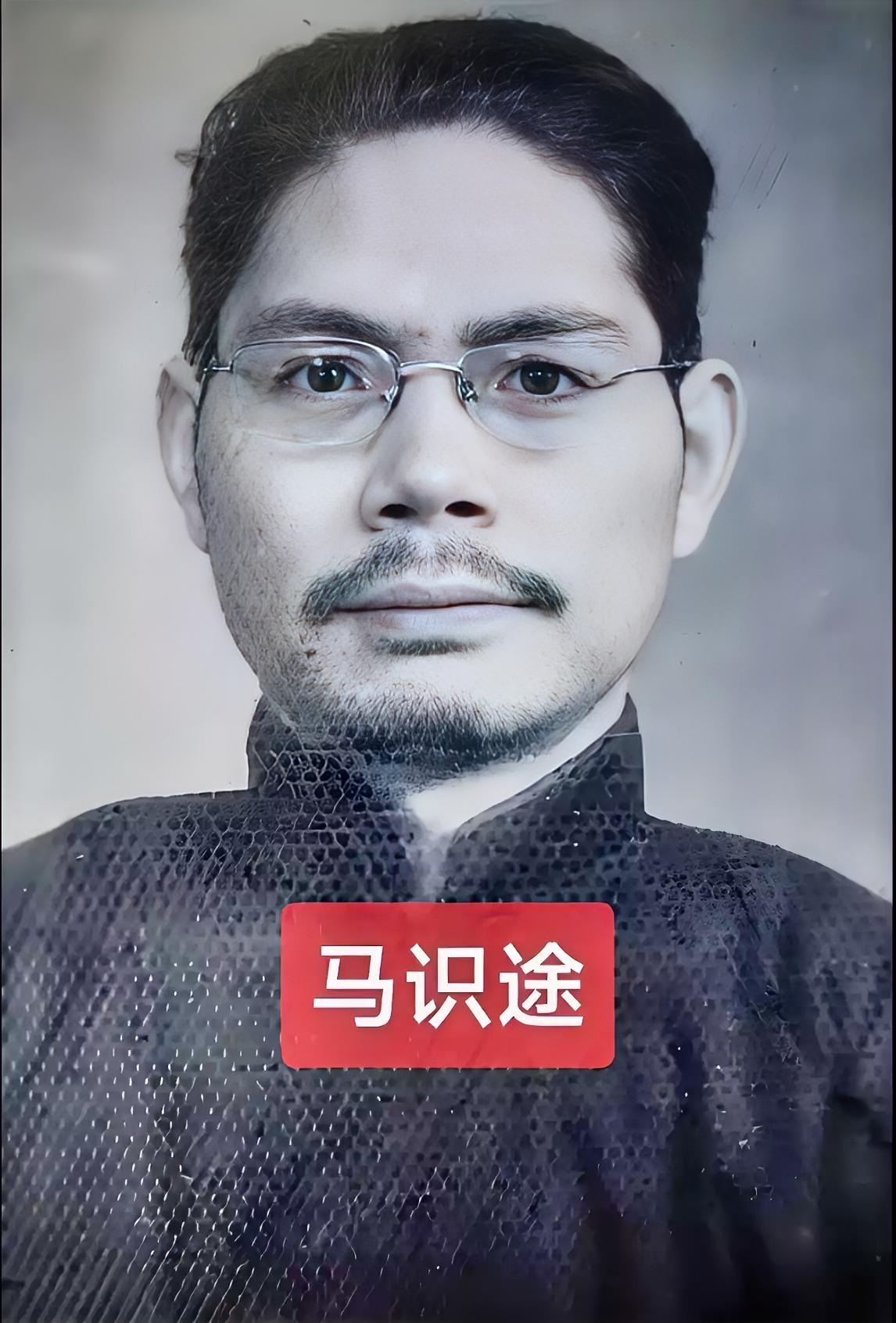 1949年成都春熙路，茶香里藏着杀机。一边是谈笑风生的“普通病人”，一边是磨刀霍