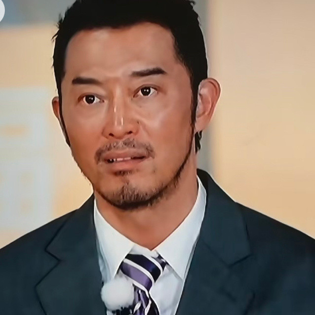 不是沙溢咋了虽然但是怎么有点怪？是化妆了？拉皮儿了？​​​