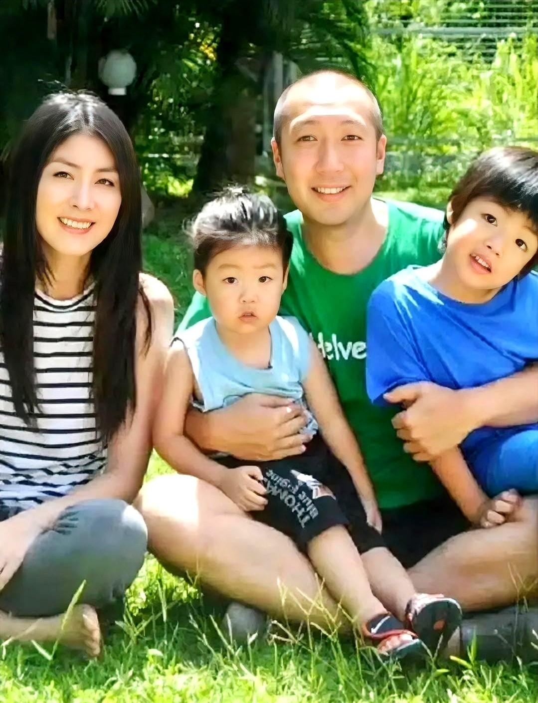 婆婆丧礼上，陈慧琳一身素服，没说一句话，只是默默合十。丈夫刘建浩站在一旁，情绪早