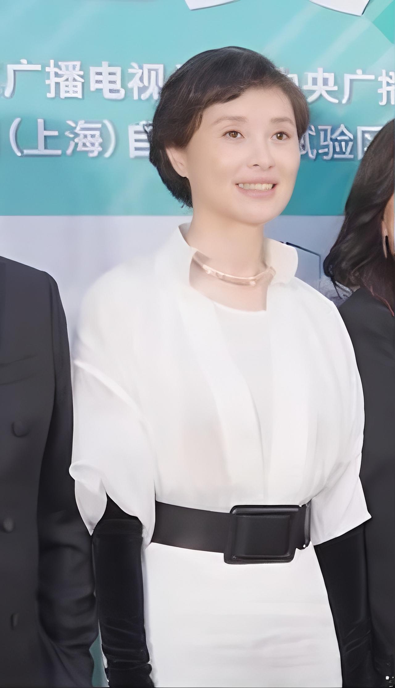 吴越说：“我这辈子就谈过一次恋爱，如今54了，单身，没孩子，定居上海。好多人替我