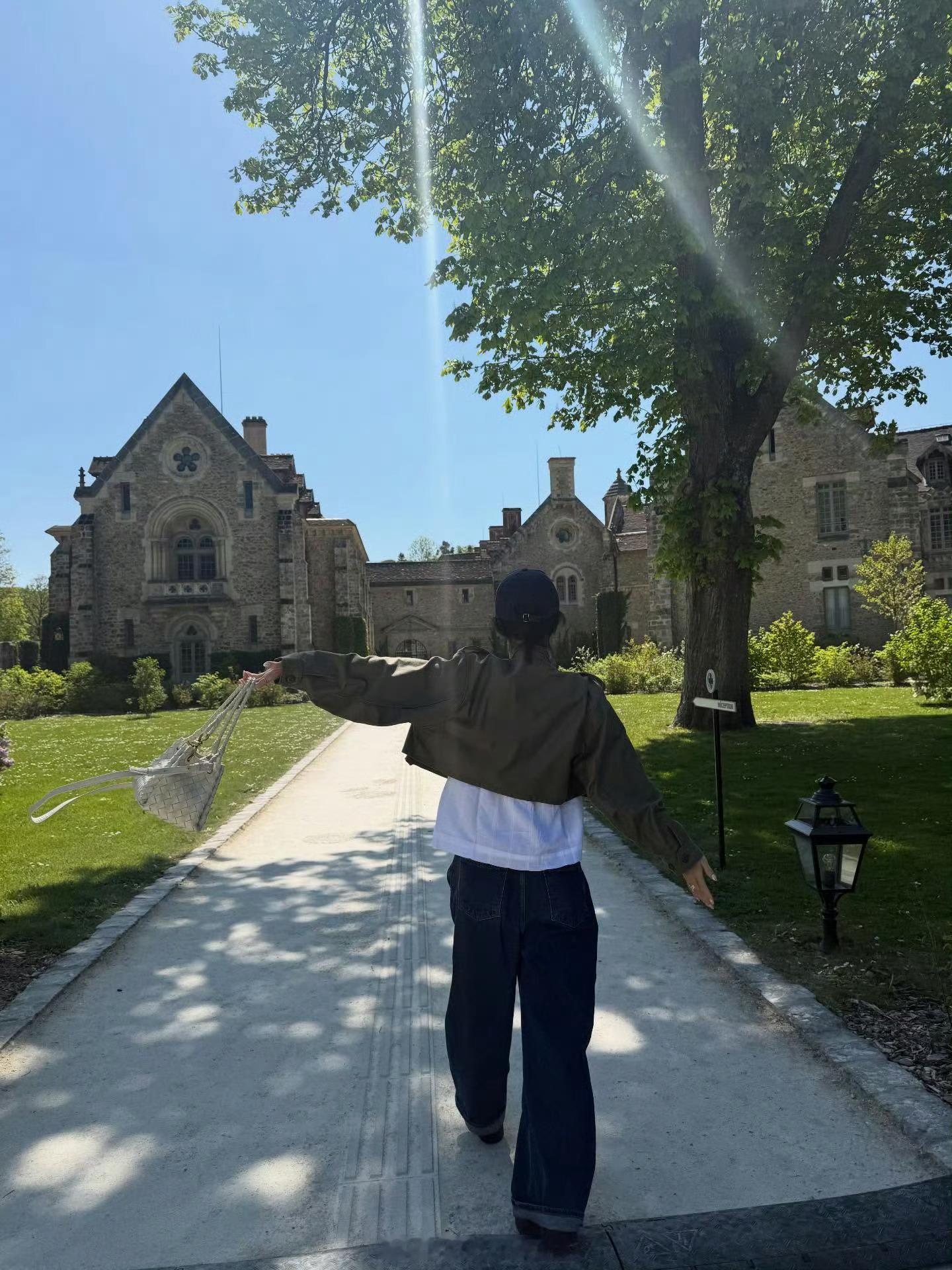 宋慧乔乔妹在巴黎和珠宝的高层一起整个人也是很低调了就是珠宝不低调