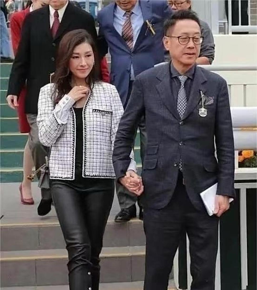 李嘉欣许晋亨：当年一吻被看轻，一晃十六年修成安稳2008年香港赛马场那一幕，