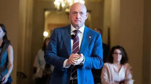 美媒，驴党参议员马克凯利宣布，他正在考虑参加2028年的总统选举。马克凯利不仅是