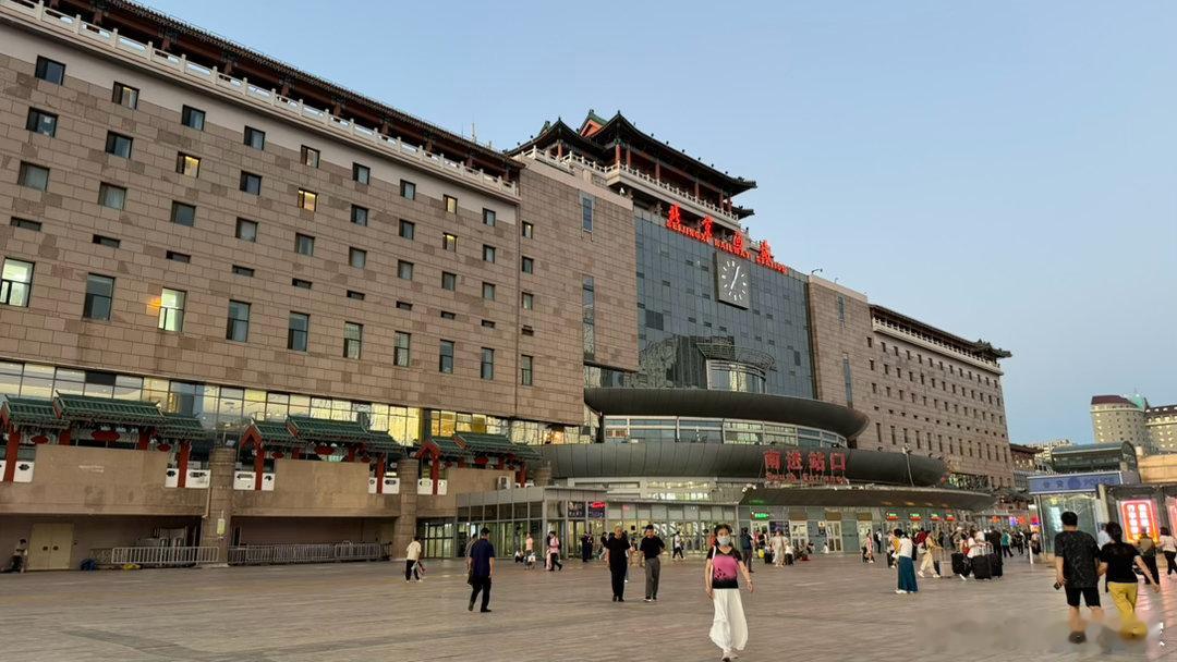 这是什么骗术？有懂的吗？在西站南广场，走过来一位双手空空、衣着干净整洁的中年阿姨