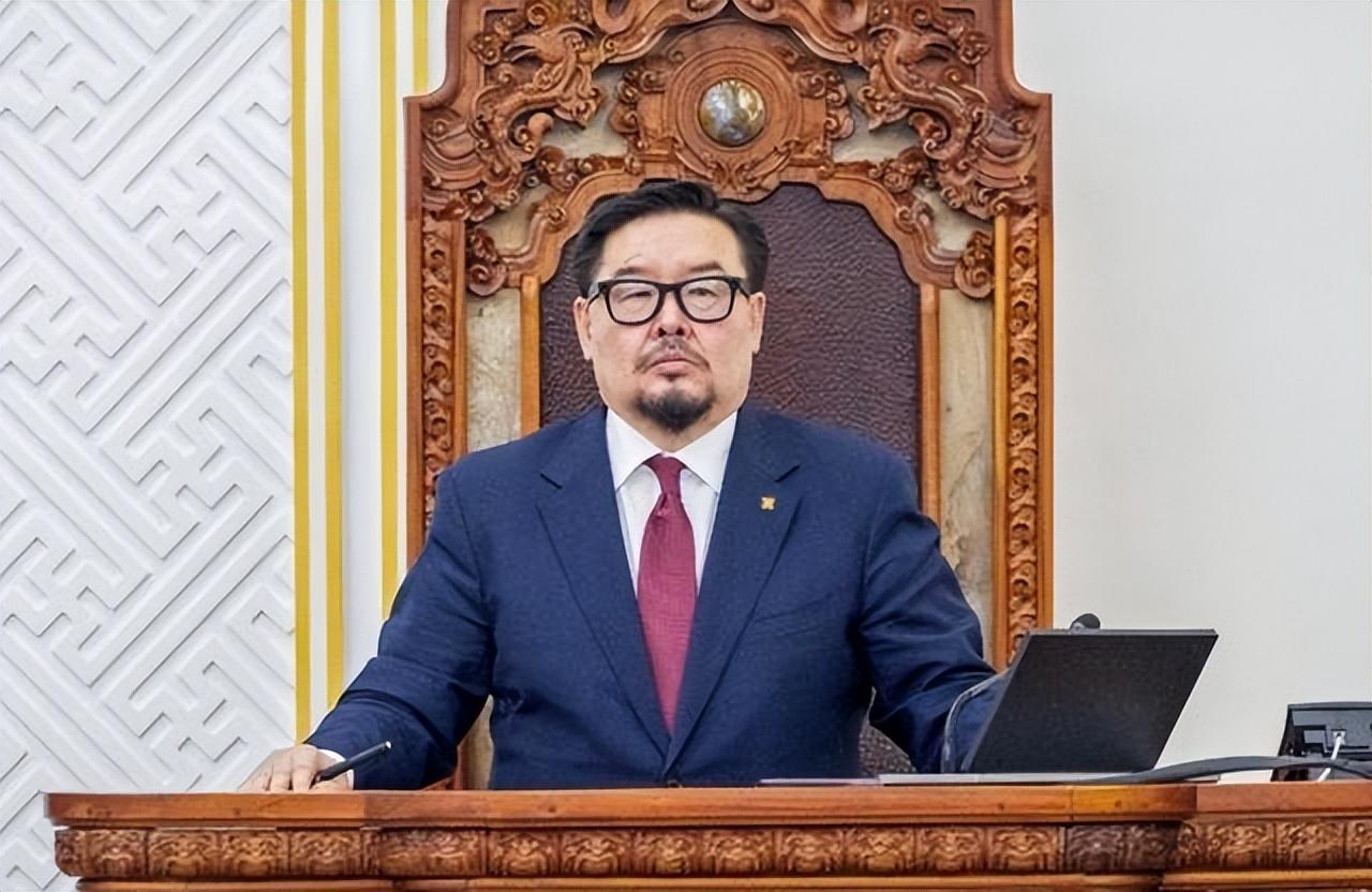 3月下旬，蒙古国还沉浸在议长访华的友好氛围里，短短几天后，总理赞登沙特尔就宣布辞