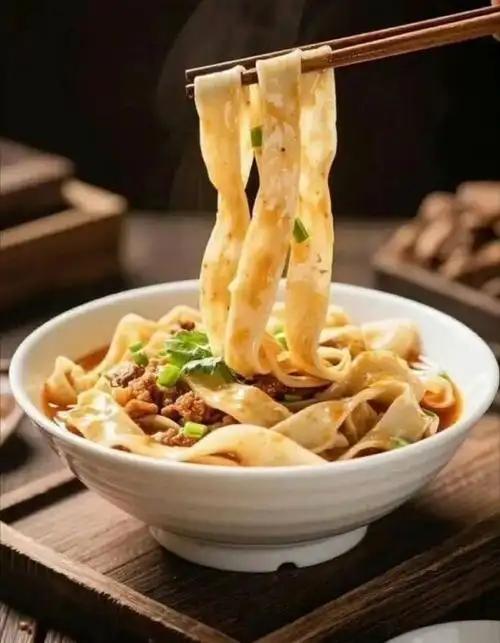 为什么陕西被称为面食王国。 光面条的种类就有100多种，油泼面、莜面、臊子面
