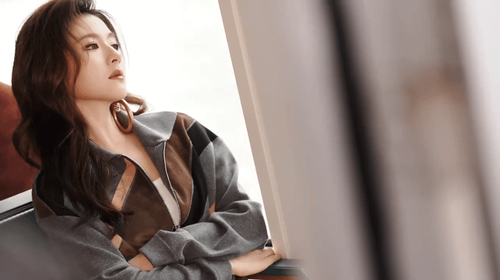 李兰迪耳环消失术李兰迪上演绝美耳环消失术，这颜值谁看了不心动拼接夹克穿搭超