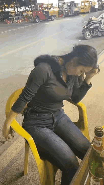 女服务员太累了，歇歇吧，别累坏了。