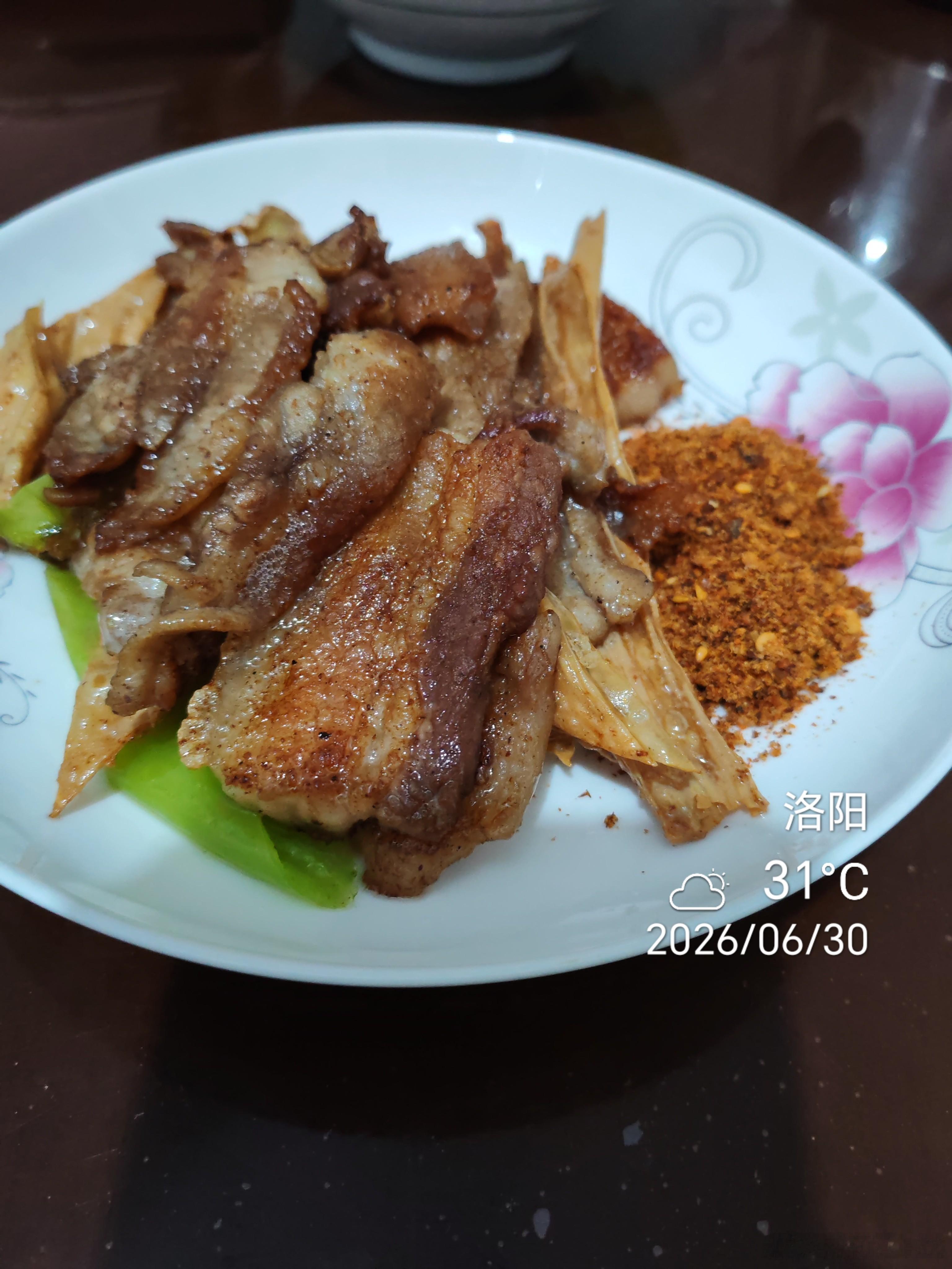 我每次回家就是给爸妈改善伙食的昨天中午还炖了一锅酱排骨，今天中午到家才11点多，