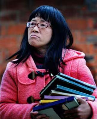 2015年，“脑瘫诗人”余秀华赚到了人生中的第一个15万，她立马给丈夫打电话：“