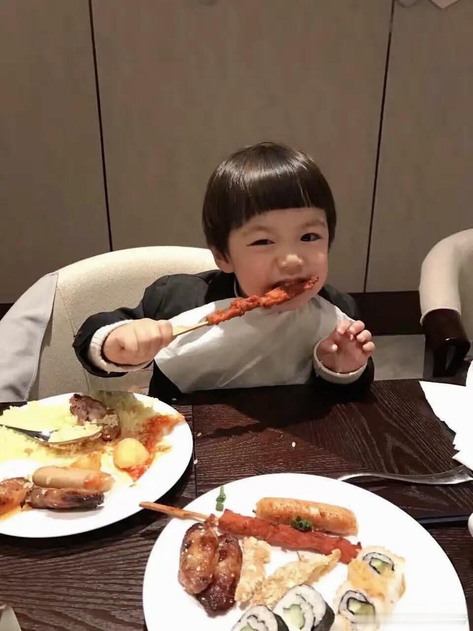 今天中午带我孩子去吃饭了他吃的好邋遢我该打他屁股吗​​​